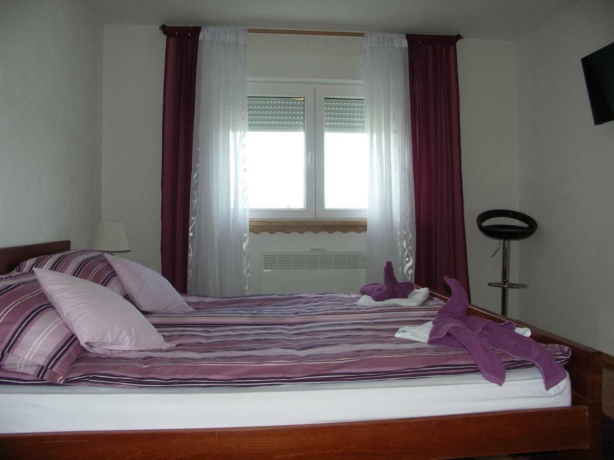 Apartments Zegarac House Korenica Bagian luar foto